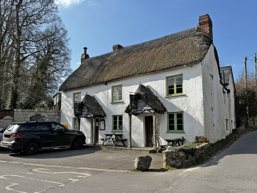 Lot: 135 - HISTORIC PUBLIC HOUSE FOR IMPROVEMENT WITHIN DARTMOOR NATIONAL PARK - Front and side view